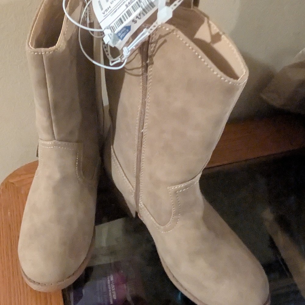 NWT Stylish Tan fringe Boots Size 3